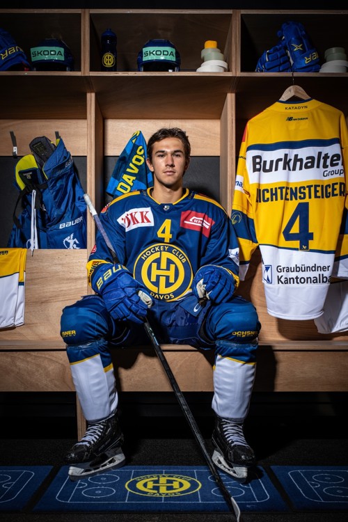 Yanik Lichtensteiger, Davos’ Nummer vier, in der Mannschaftskabine. Das Bild ist zugleich seine Autogrammkarte. Yanik Lichtensteiger, Davos’ Nummer vier, in der Mannschaftskabine. Das Bild ist zugleich seine Autogrammkarte.