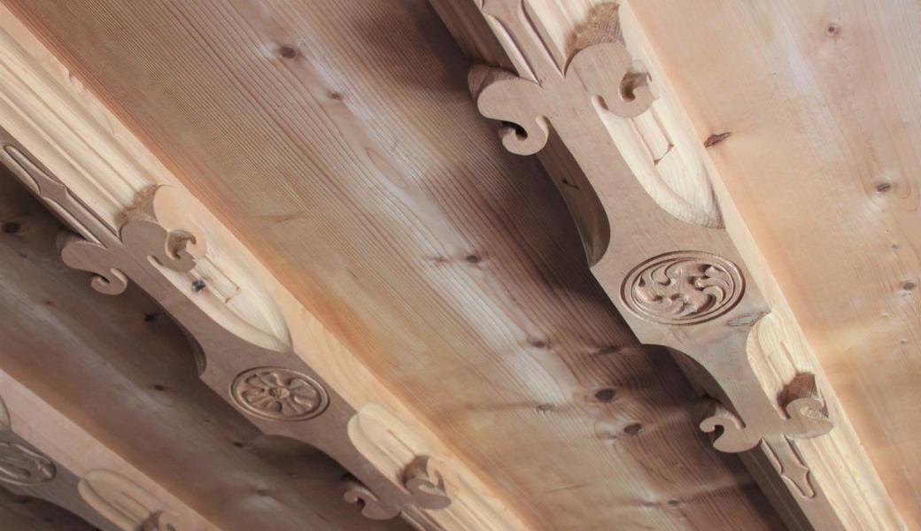 In die Decke der Stube hat der Schreiner viel Zeit investiert. In die Decke der Stube hat der Schreiner viel Zeit investiert.