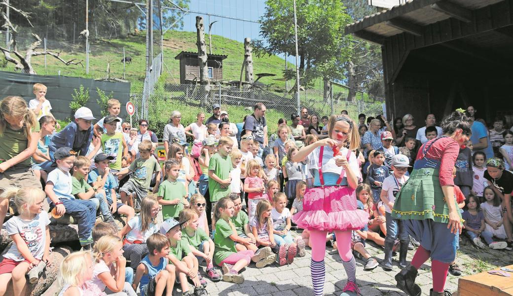 Den Auftritt der Clowns Silly (rechts) und Lälla wollten die Kinder nicht verpassen. Die zwei bunten Erscheinungen liessen Seifenblasen schweben und trieben Schabernack. 