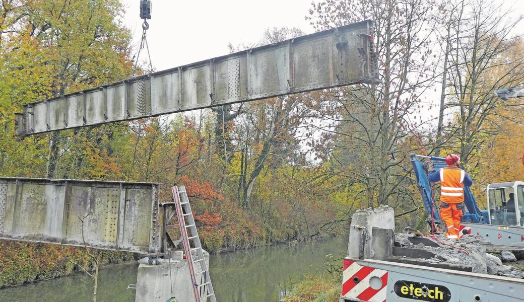 Ein Stück Geschichte aus der Zeit des Binnenkanalbaus verschwindet. Die Stahlkonstruktion ist vermutlich über 100 Jahre alt.