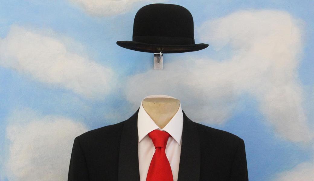 Als das Museum vor wenigen Jahren begann, zeitgemässe Sonderausstellungen zu gestalten, war diese hübsche (dem Werk des berühmten Künstlers René Magritte nachempfundene) Szene zu sehen. Heute muss man sich fragen, wer in Zukunft das «Gesicht» des Museumsvereins sein wird, denn dem Präsidenten wurde von vier Vorstandsmitgliedern «das Vertrauen entzogen». 