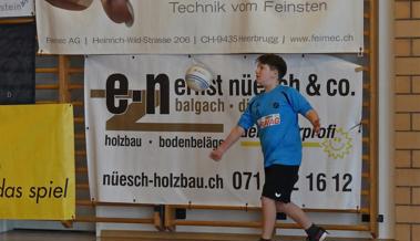 Kleine Faustballer mit Eifer am Ball