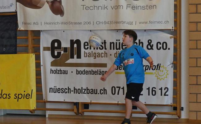 Kleine Faustballer mit Eifer am Ball