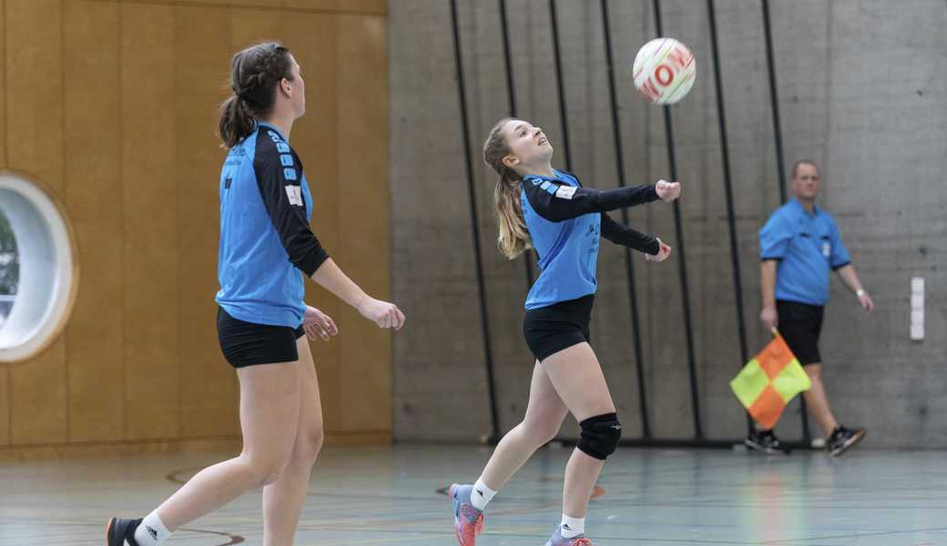 Abwehrspielerin Alessia Benz (rechts) und Angreiferin Tanja Bognar starteten mit ihren Diepoldsauer Teamkolleginnen erfolgreich in die Hallensaison. 