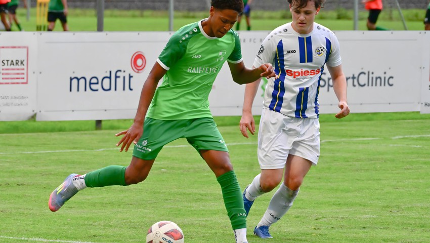 Rebsteins Manoah Egbon (links) erzielte letztes Wochenende beim Debüt ein Tor. Au-Berneck (mit Fabian Dierauer) spielt gegen Ems.