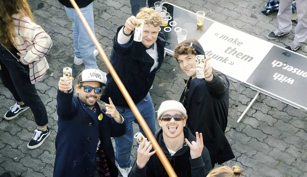 Sandro Hagen, Gabriel Altwegg (hinten), Andri Zindel (vorne) und Ayko Kehl führen zusammen das Start-up Sparklys. 