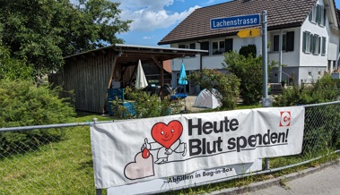 Im 2-Liter-Beutel abgefülltes Blut zum Spenden beim Samariterverein vorbeibringen