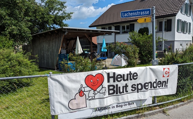 Im 2-Liter-Beutel abgefülltes Blut zum Spenden beim Samariterverein vorbeibringen