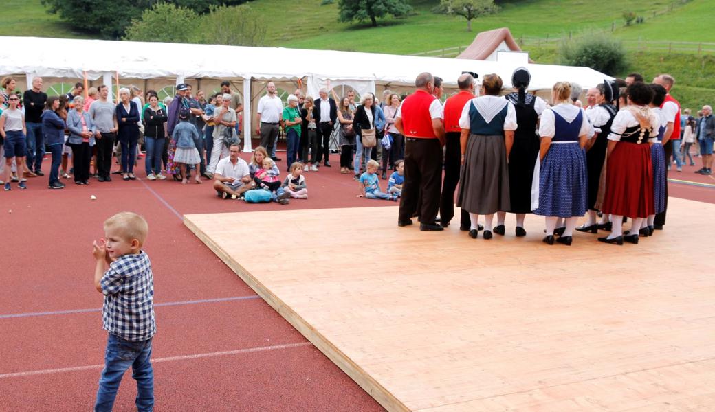 Dem kleinen Besucher gefällt es auf dem Festplatz beim Mehrzweckgebäude.