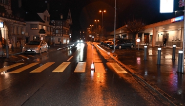 Kollision auf dem Fussgängerstreifen vor dem Bahnhof fordert leicht Verletzte