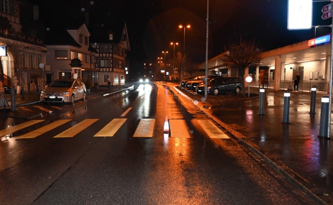 Kollision auf dem Fussgängerstreifen vor dem Bahnhof fordert leicht Verletzte