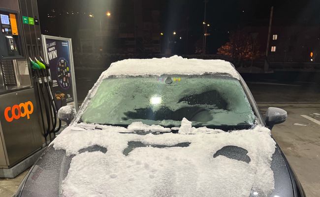Polizei lässt zwei Gucklochfahrer die Scheibe kratzen - und dann weiterfahren