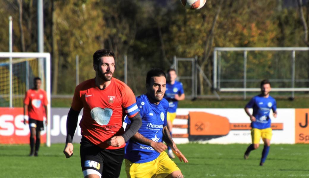 Zweikampf zwischen dem Uznacher Captain Andrin Widmer und dem Diepoldsauer Goalgetter Ogün Hot.