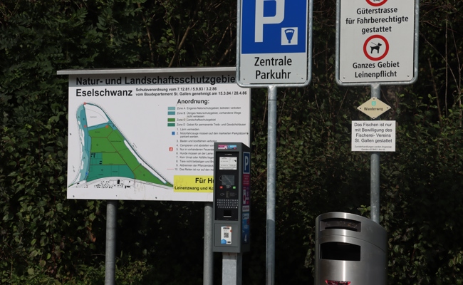 «Sieht mir nach einem Faustschlag aus»: Kaum in Betrieb, ist die neue Parkuhr schon beschädigt