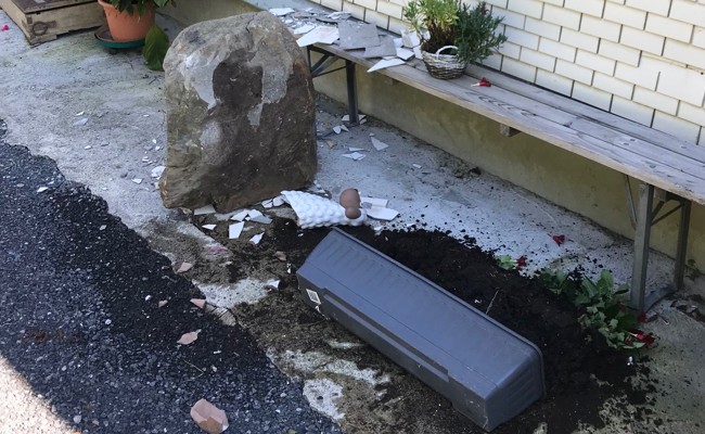 Fels löst sich, rollt einen Hang hinunter und beschädigt ein Wohnhaus