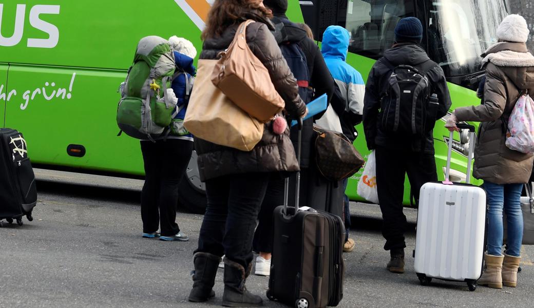 Reisende im Fernbus haben viel Gepäck dabei, doch Drogen werden immer wieder im Magen geschmuggelt.