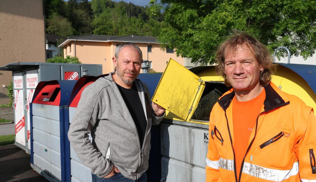 Weniger, dafür ordentlichere Sammelstellen: Claudio Pallecchi, Leiter Bauverwaltung (links), und Noldi Keller, Vorarbeiter, kontrollieren die Sammelstelle an der Hauptstrasse.