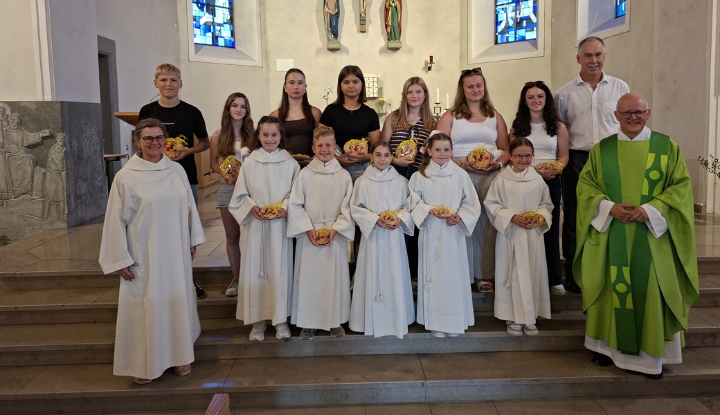 Vorne von links die neuen Minis: Malea Zäch, Noah Gasser, Alena Hutter, Nora Rohner, Svea Moser. Hinten von links die scheidenden Ministranten/innen Finn Frei, Lena Tobler, Sandrine Hutter, Ilaria Ruch, Melinda Ruch, Sina Hutter, Selina Tobler mit Seelsorgerin Denise Canal, Pfarrer Guido Scherrer und Mesmer Stefan Stieger