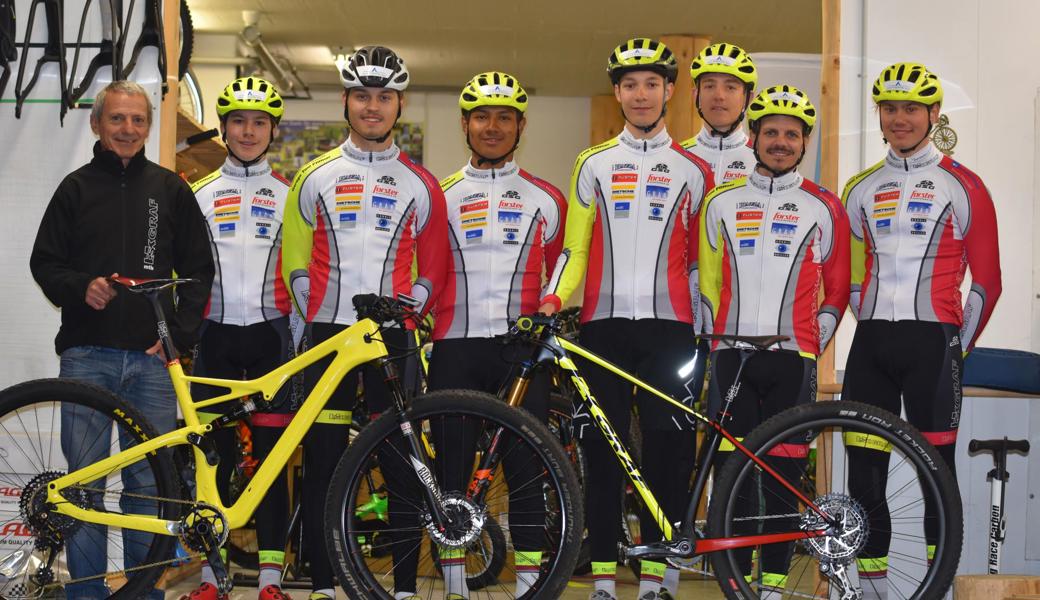 Teamchef Urs Graf (l.) und sein Sohn Jürg Graf (2. v. r.) führen das neue Rennteam von bsk-Graf mit (v. l.) den Fahrern Flavio Knaus, Loris Dal Farra, Stiven Thür, Timo Fischer, Nico Grab und Justin Weder. Nicole Göldi, die einzige Lady des ambitionierten Teams, fehlt auf dem Foto. 