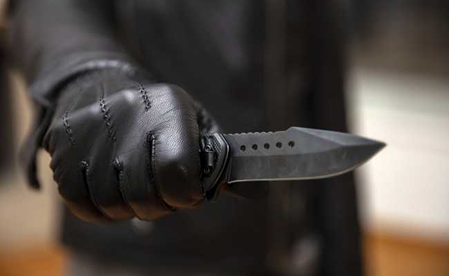 Messer, Einbruch und Flucht: Krimineller scheitert kläglich an mutigen Opfern