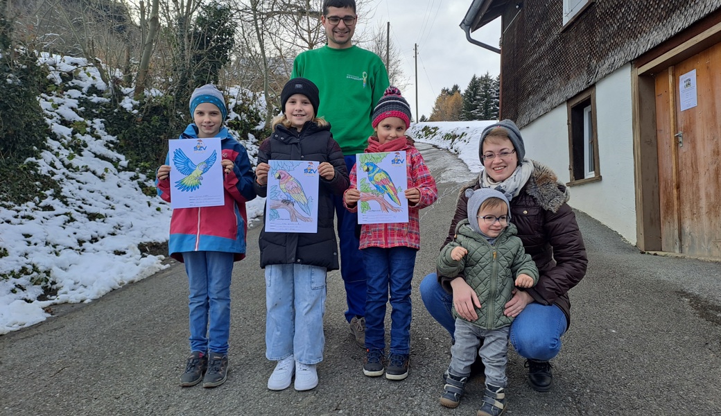 von links:  glückliche Gewinnerinnen: Corinne 9 Jahre, Nika 8 Jahre, Luisa 5 Jahre,  Sabrina Schlachter (Initiantin Malwettbewerb) Ronny Hardegger ( Präsident SZV Rheintal) von links:  glückliche Gewinnerinnen: Corinne 9 Jahre, Nika 8 Jahre, Luisa 5 Jahre,  Sabrina Schlachter (Initiantin Malwettbewerb) Ronny Hardegger ( Präsident SZV Rheintal)