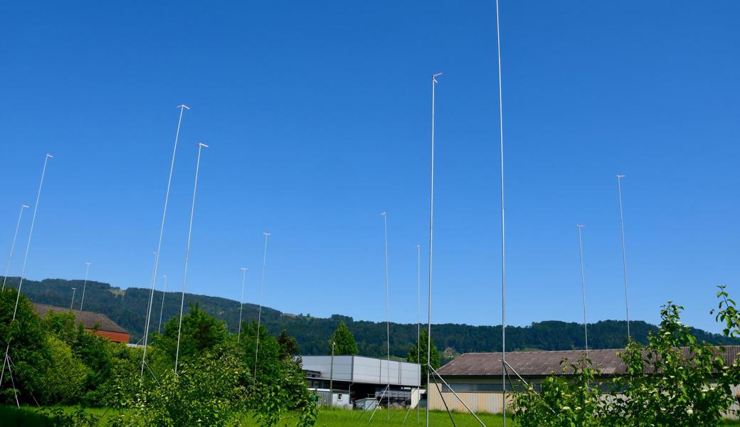 Die Visiere zeigen das Ausmass der Mehrfamilienhäuser auf der noch unbebauten Wiese an. Die Visiere zeigen das Ausmass der Mehrfamilienhäuser auf der noch unbebauten Wiese an.