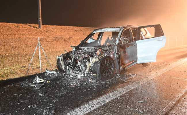 Auto in Vollbrand auf der A13 - der Sachschaden ist hoch