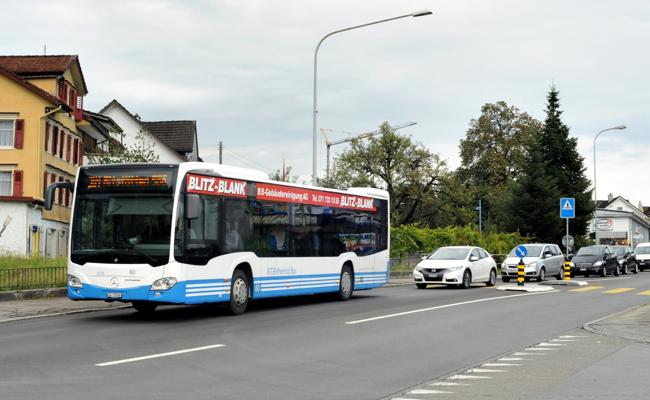 Autos stehen immer öfter hinterm Bus