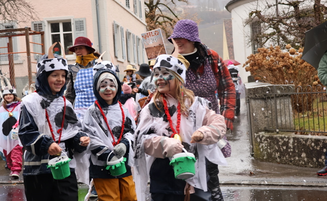 Bunter Umzug trotz Schmuddelwetter am Schmudo