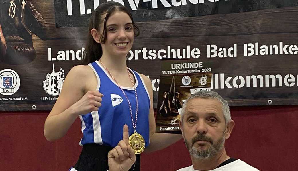 Angela De Felice mit Vater und Coach Dino freuen sich über den Turniersieg in Deutschland. 