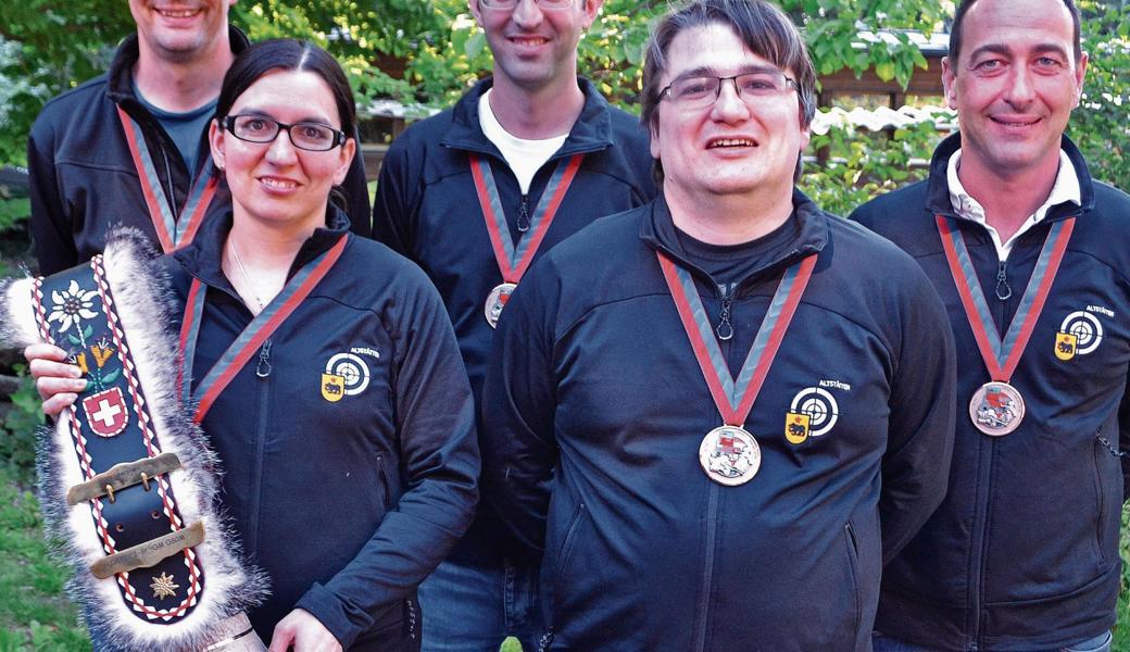 Die SpS Altstätten holt Bronze und hat nun für ein Jahr den Wanderpreis:   (v. l.) Ronny Graf, Ramona Eugster mit dem Wanderpreis, Andreas Widmer, Christof Eugster und Patrick Sprenger. 
