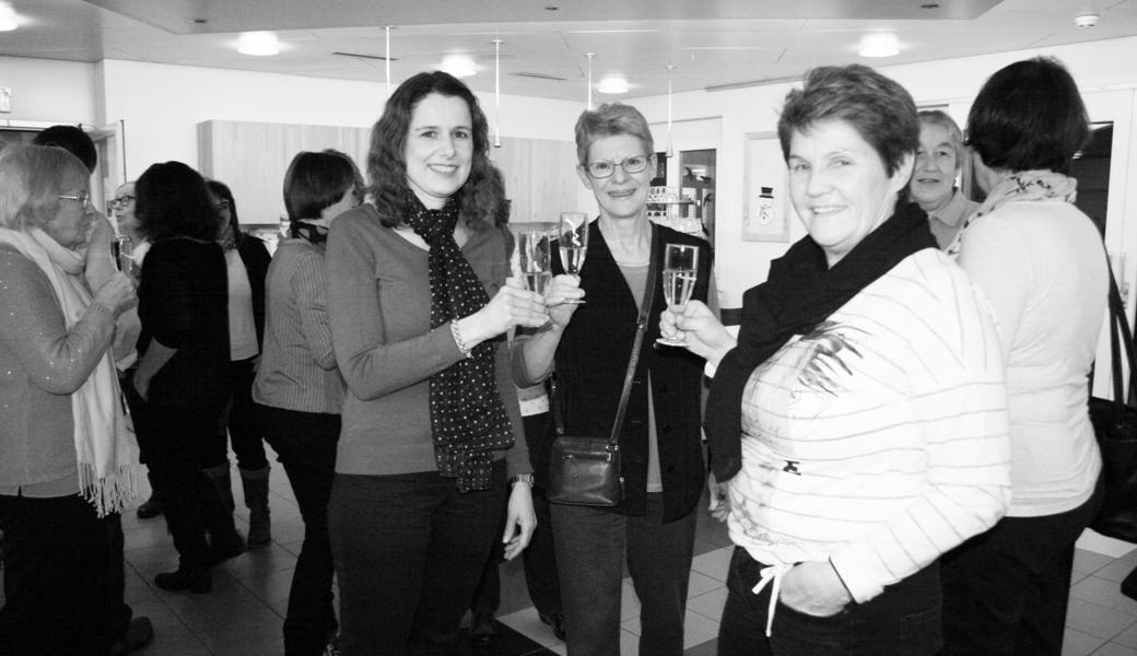Die neue Pflegedienstleiterin Monika Silvestri (von links) stösst mit den ehrenamtlich tätigen Martha Hanni Neuherz und Martha Fritz an.