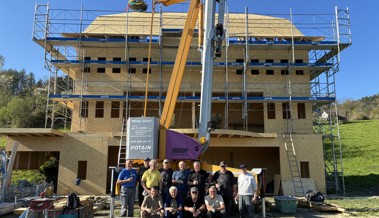 Das Kurhotel Kamor ist aufgerichtet: Der Rohbau der Freilichtbühnenkulisse steht