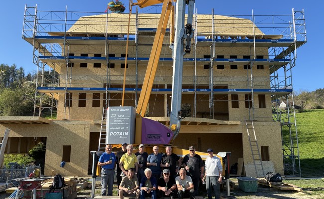 Das Kurhotel Kamor ist aufgerichtet: Der Rohbau der Freilichtbühnenkulisse steht