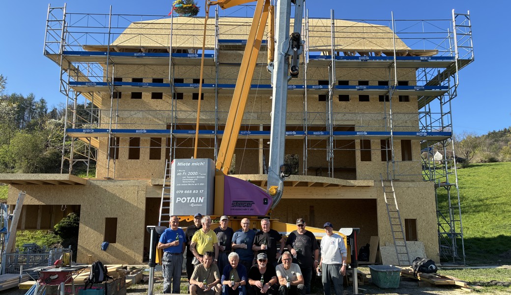 Das Kurhotel Kamor ist aufgerichtet: Der Rohbau der Freilichtbühnenkulisse steht