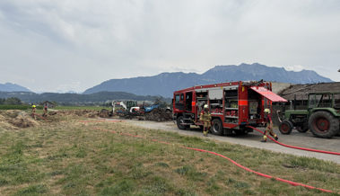 Rauchender Heuhaufen beschäftigt Feuerwehr erneut