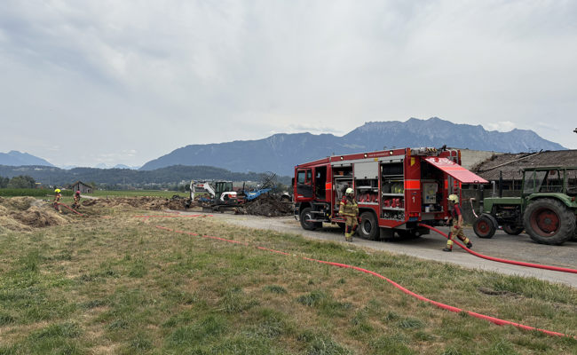 Rauchender Heuhaufen beschäftigt Feuerwehr erneut