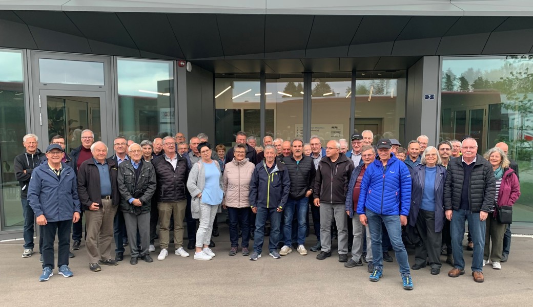 Die Jansen Rentner vor dem neuen Verwaltungsgebäude bei Aepli Metallbau Gossau