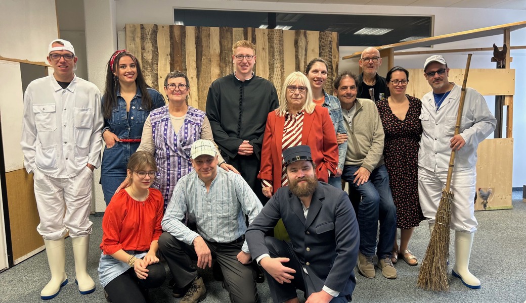 Die Theatercrew von links unten Kaira Sieber, Roger Frischknecht, Philipp Jossi. Hinten: Marco Frischknecht, Albanë Ebibi, Susan Gerhäuser, Patrick Biser, Susi Miara, Joanne Blatter, Andereas (Neusser), Peter Stäuble, Nadja Mauro und Gianni Ceraolo.
