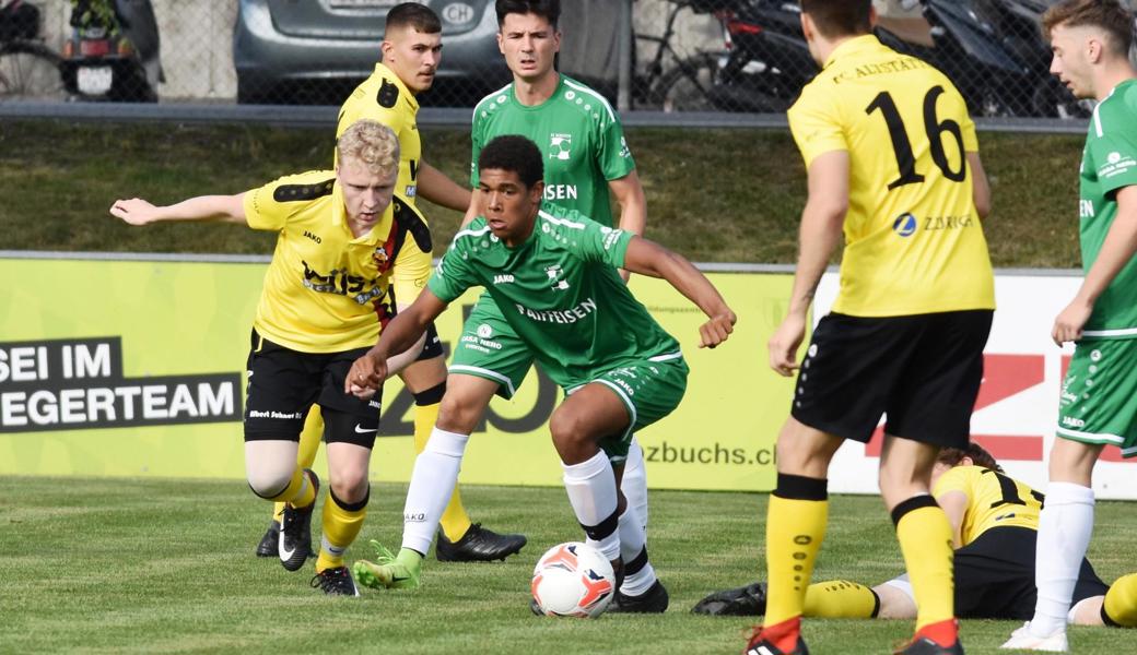 Die resultatmässig beste Mannschaft des Turniers ist Altstätten (hier mit Luca Kuster, links), die schlechteste Mittwochsbilanz hat Rebstein, hier mit dem 16-jährigen Kevin Egbon (am Ball).