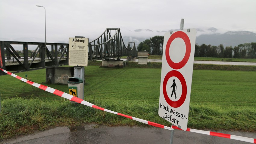 Warnschilder bei der oberen Rheinbrücke, Verbindung Balgach - Diepoldsau.