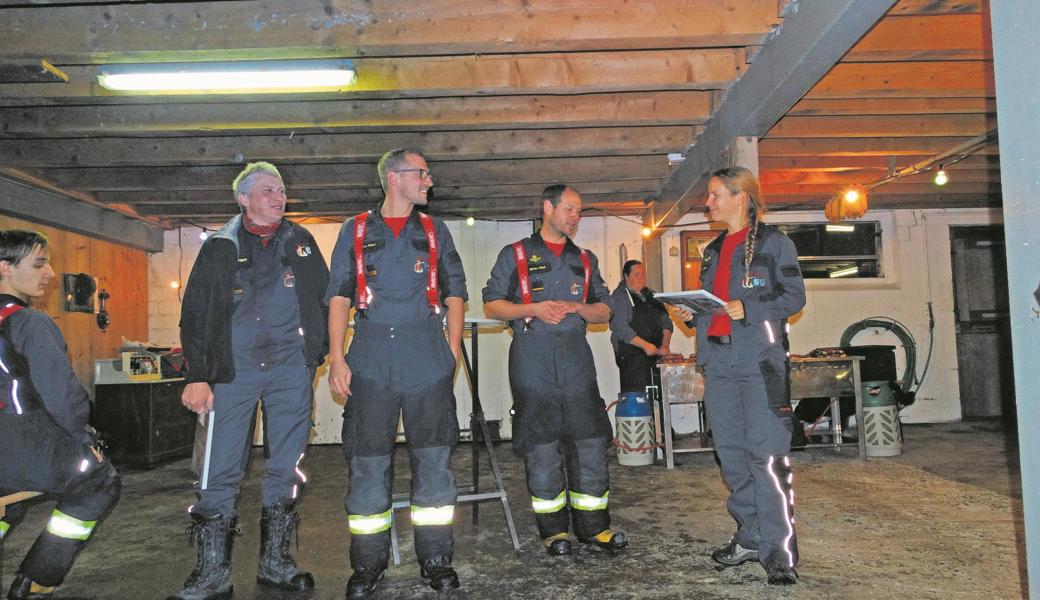 Die Mannschaft verabschiedet sich vom Kommandanten und Vize-Kommandanten. Das neue und alte Kommando (v. l.): Urs Sonderegger, Ivo Ritter, Stefan Kläui, Nicole Casterra.