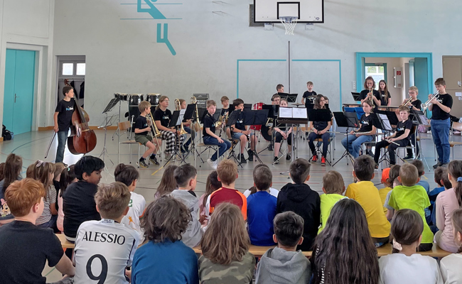 Kinder gehen erste Schritte im Musikantenleben