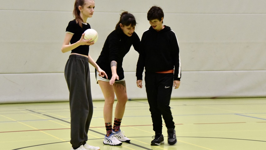 Ina Nüesch (links) freut sich jeweils den ganzen Tag auf das Training am Abend. Trainerin Nici Keckeis (Mitte) gibt Anweisungen.