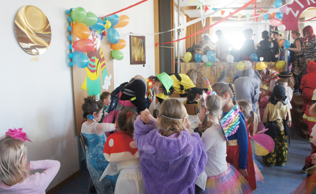 Kinder feierten eine tolle Fasnachtsparty im Pfarreiheim