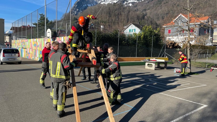 Die Teambildung ist ein wichtiger Teil des Anlasses. Die Teambildung ist ein wichtiger Teil des Anlasses.