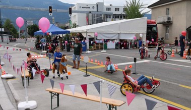 Kinder spielen auf der Strasse, bevor wieder die Autos durchs Dorf fahren