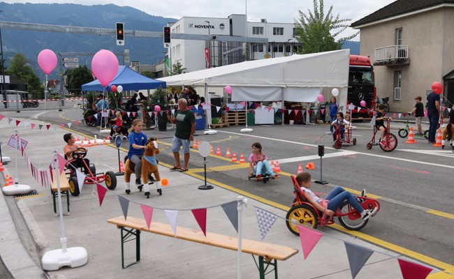 Kinder spielen auf der Strasse, bevor wieder die Autos durchs Dorf fahren
