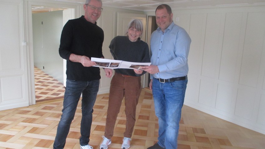 Architekt Ueli Sonderegger, Denkmalpflegerin Vreni Härdi und Gemeinderat Daniel Lindner (von links) freuen sich über das stilgerecht umgebaute alte Pfarrhaus in Wolfhalden. Architekt Ueli Sonderegger, Denkmalpflegerin Vreni Härdi und Gemeinderat Daniel Lindner (von links) freuen sich über das stilgerecht umgebaute alte Pfarrhaus in Wolfhalden.