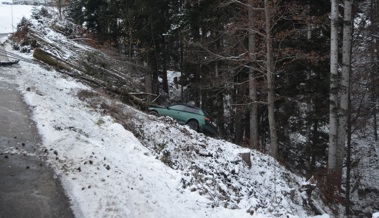 Mit Auto von Strasse abgekommen und das Bord hinabgerutscht